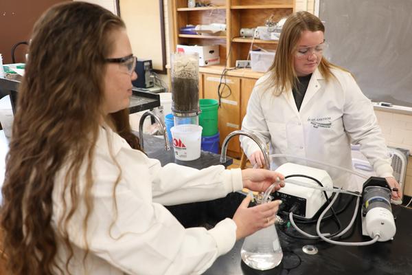 两个女学生在实验室里使用设备